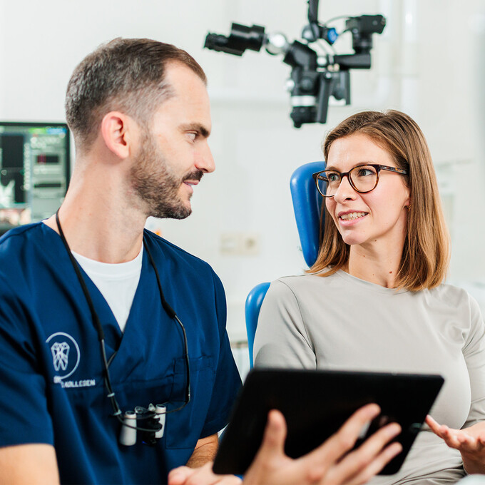 Dr. Kübler während einer Patientenberatung