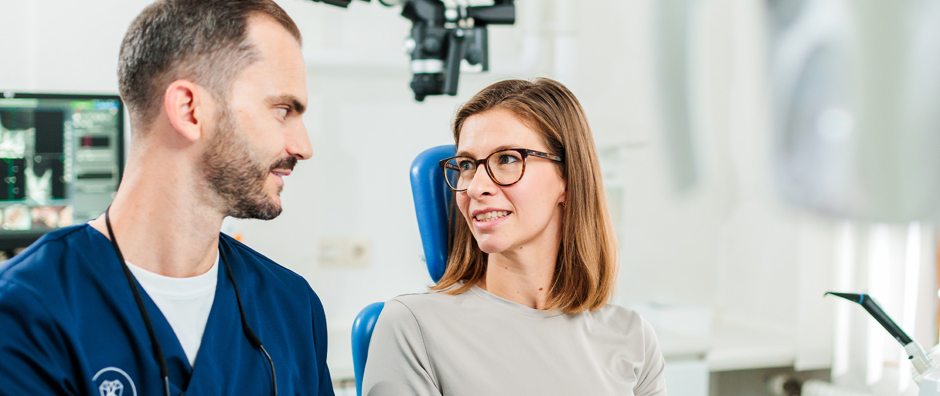 Aufnahme von Dr. Andreas Kübler im Gespräch mit einer Patientin