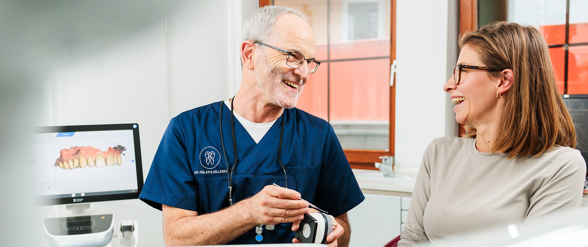 Dr. Rolf Kübler im Gespräch mit einer Patientin