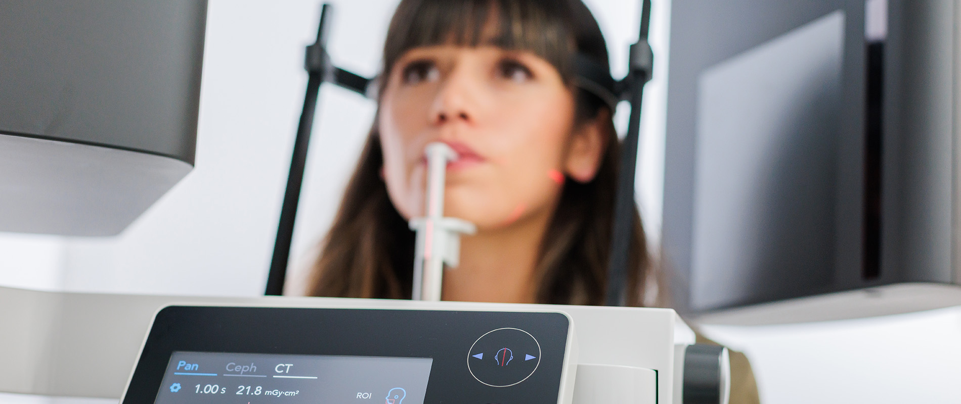 Aufnahme einer Patientin, die im Röntgengerät positioniert ist