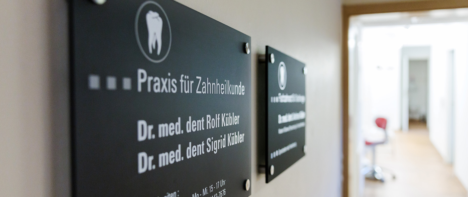 Praxisschild der Zahnarztpraxis Dr. Kübler & Kollegen
