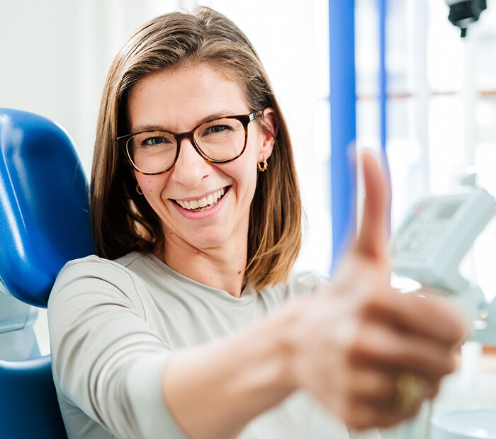 Patientin, die den Daumen hochhält