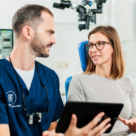 Dr. Kübler im Gespräch mit einer Patientin