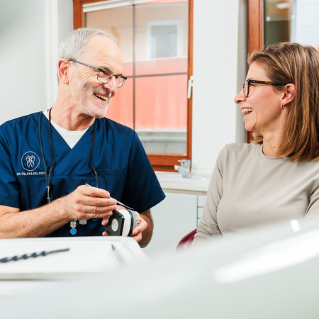 Dr. Rolf Kübler während einer Patientenberatung