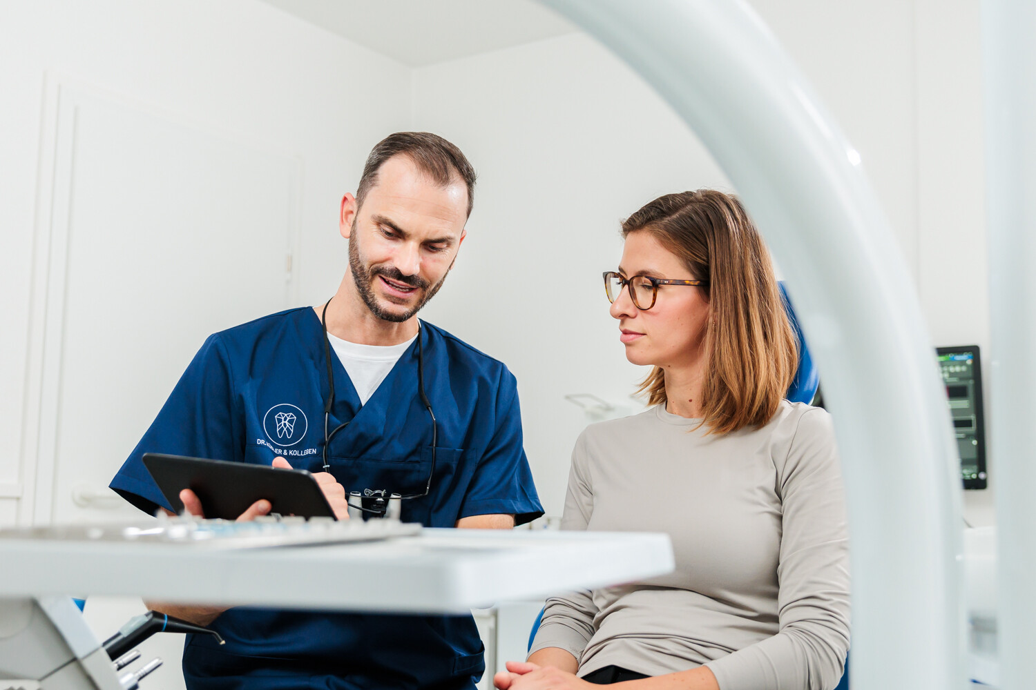 Dr. Kübler während eines Patientengesprächs