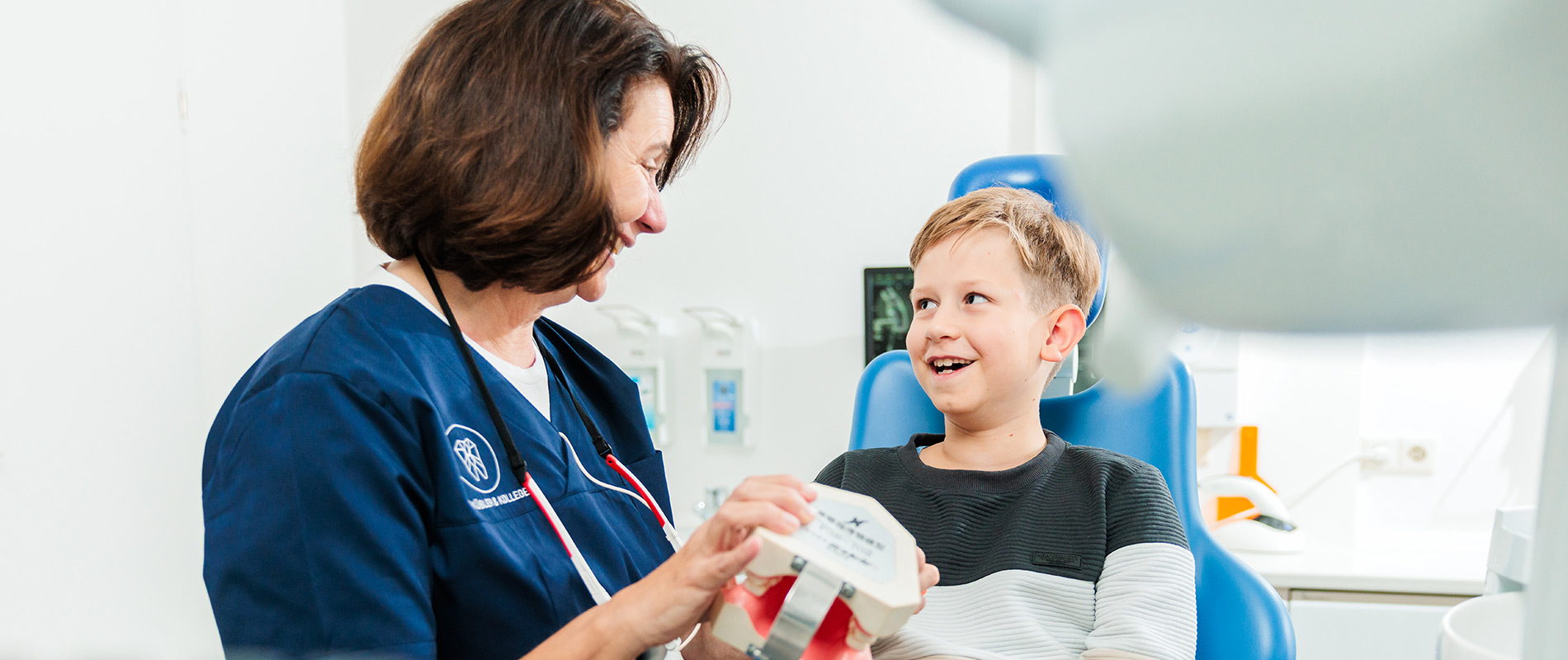 Dr. Sigrid Kübler im Gespräch mit einem jungen Patienten (Kindesalter)