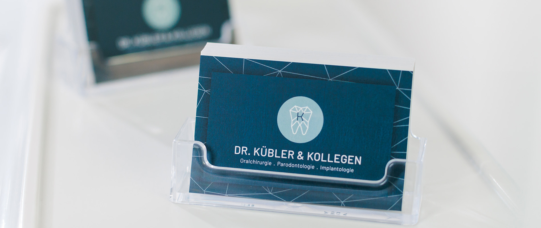 Aufnahme des Visitenkartenständers der Praxis Dr. Kübler & Kollegen